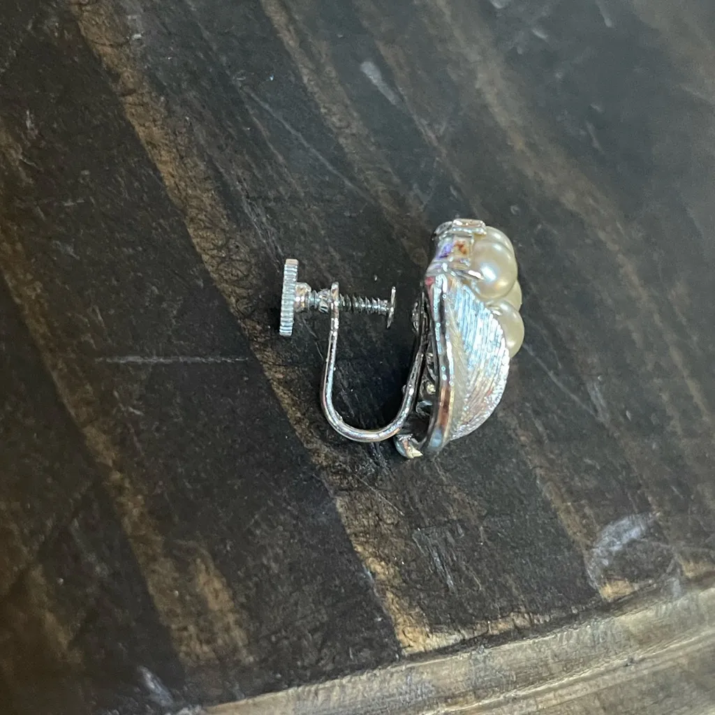 Vintage Lisner Elegant Silver and Cream Pearl Cluster Non-Pierced Earrings - Image 3