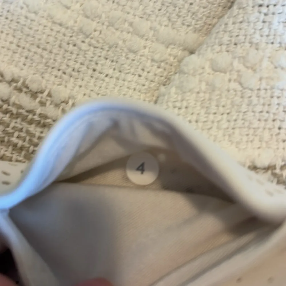 Lululemon size 4 white cropped leggings - Image 7