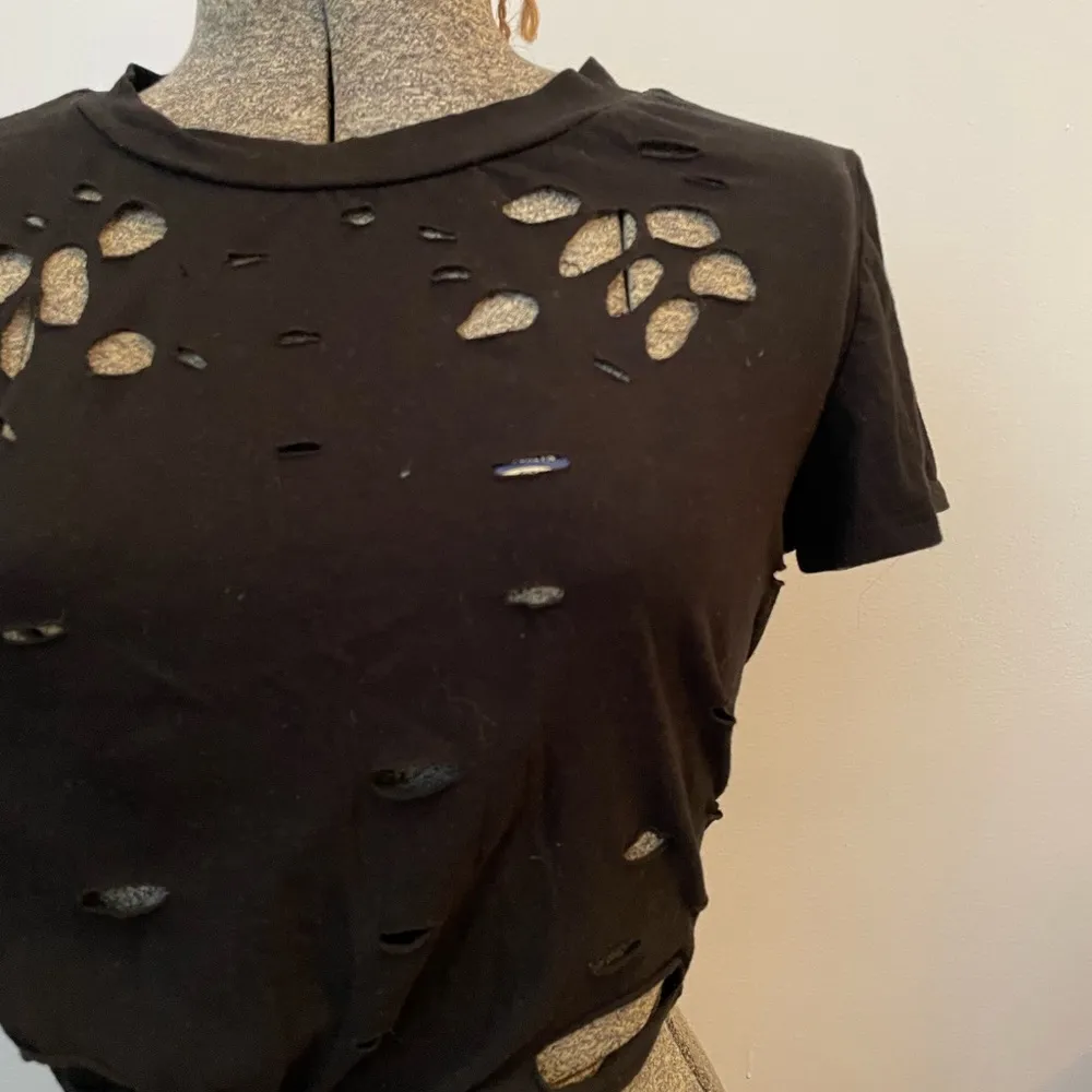 Cropped Distressed Tee Black Size L - Image 4