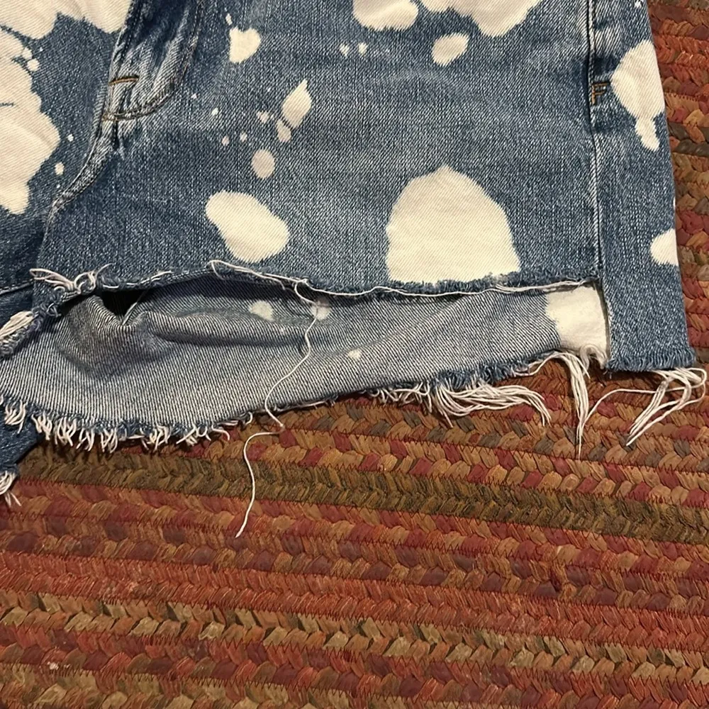 FRAME LE ULTRA BAGGY SPOTTED BLEACH DENIM CUT OFF SHORTS - Image 2