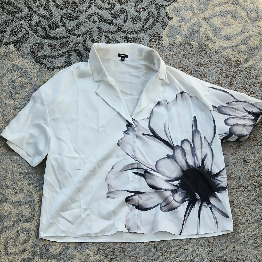 Express Button Down Floral Print Cropped Blouse White Black Large - Image 2