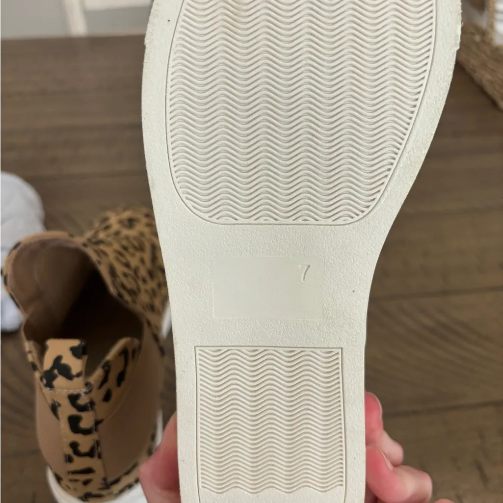 NWOT- high top sneakers - Image 5