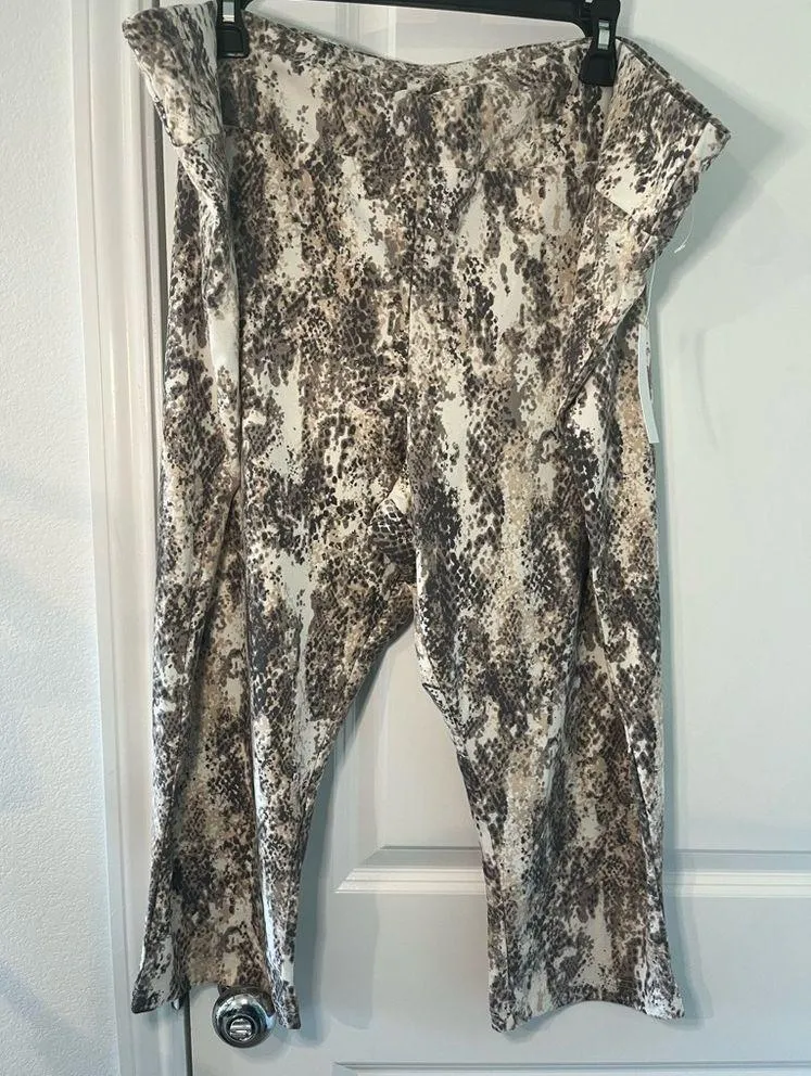 Terra and Sky NWT Snake Skin Animal Printed Soft Stretchy Capri Leggings Sz 4XL - Image 2