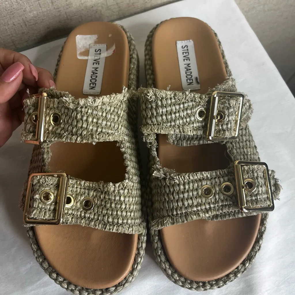 Steve Madden raffia woven double buckle sandals. - Image 2
