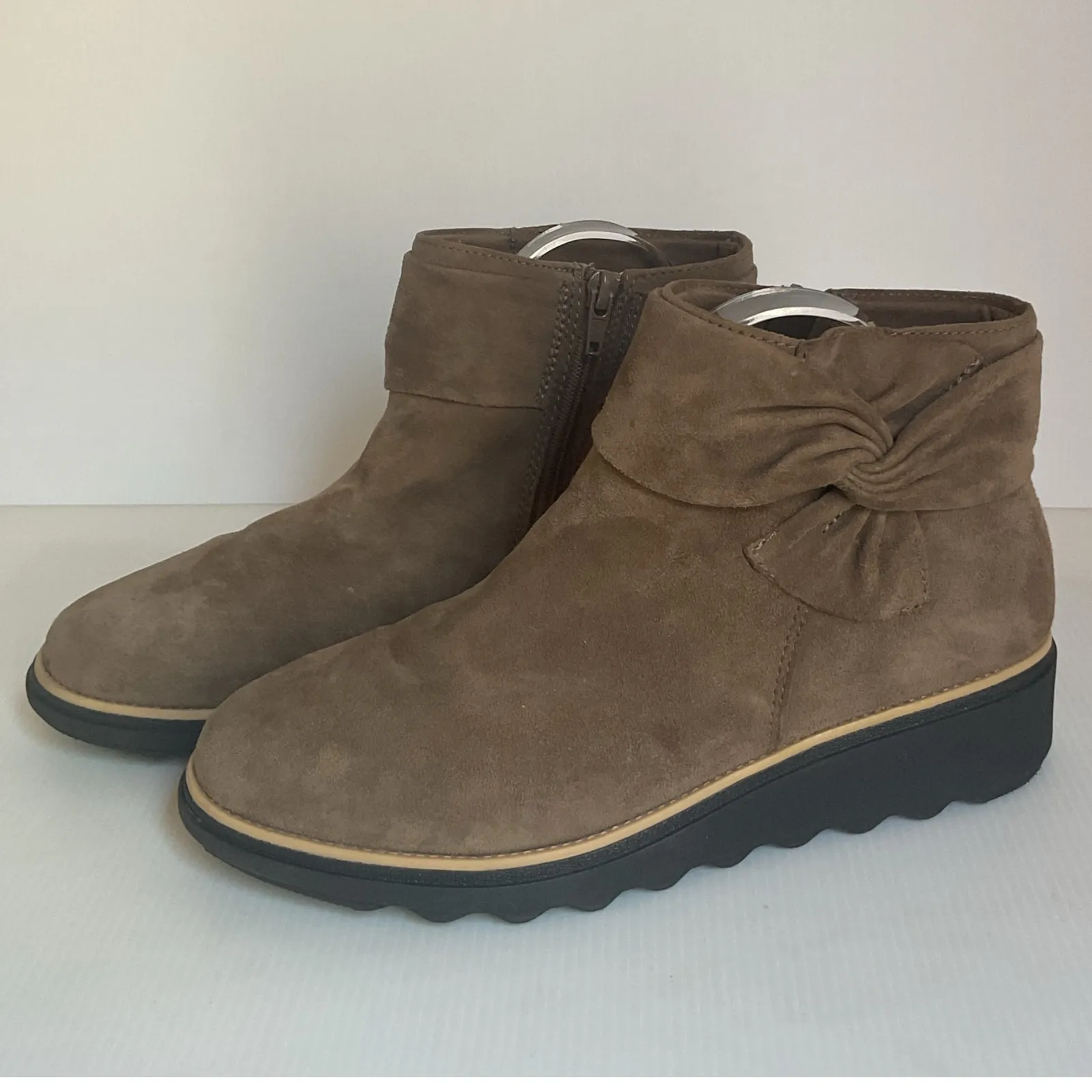 Clarks Taupe Suede Ankle Boots • Bow Accent • Women’s 8 (EU 39) - Image 2