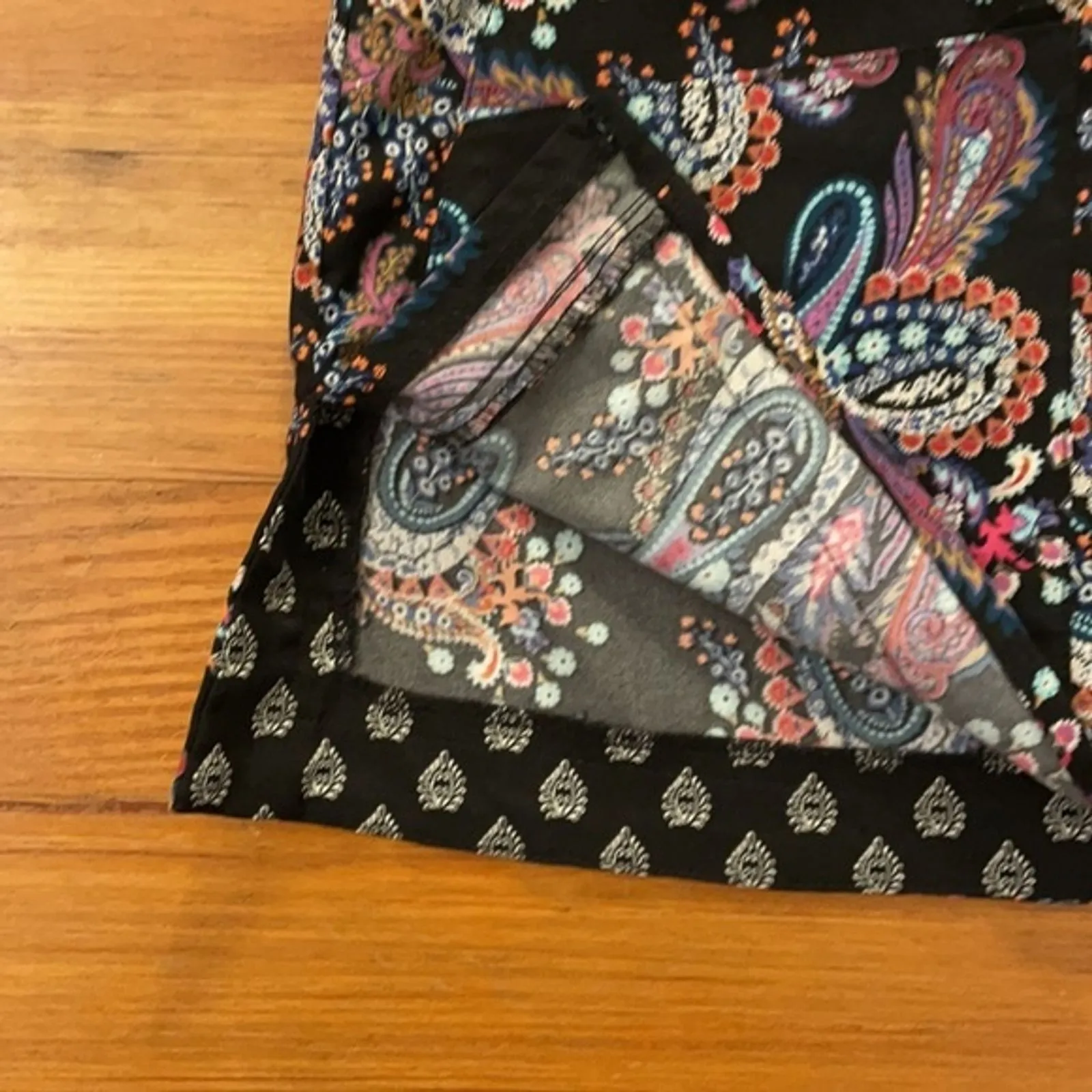 Vera Bradley Black Multicolor Floral Paisley Print Scrubs Top Womens Small - Image 11