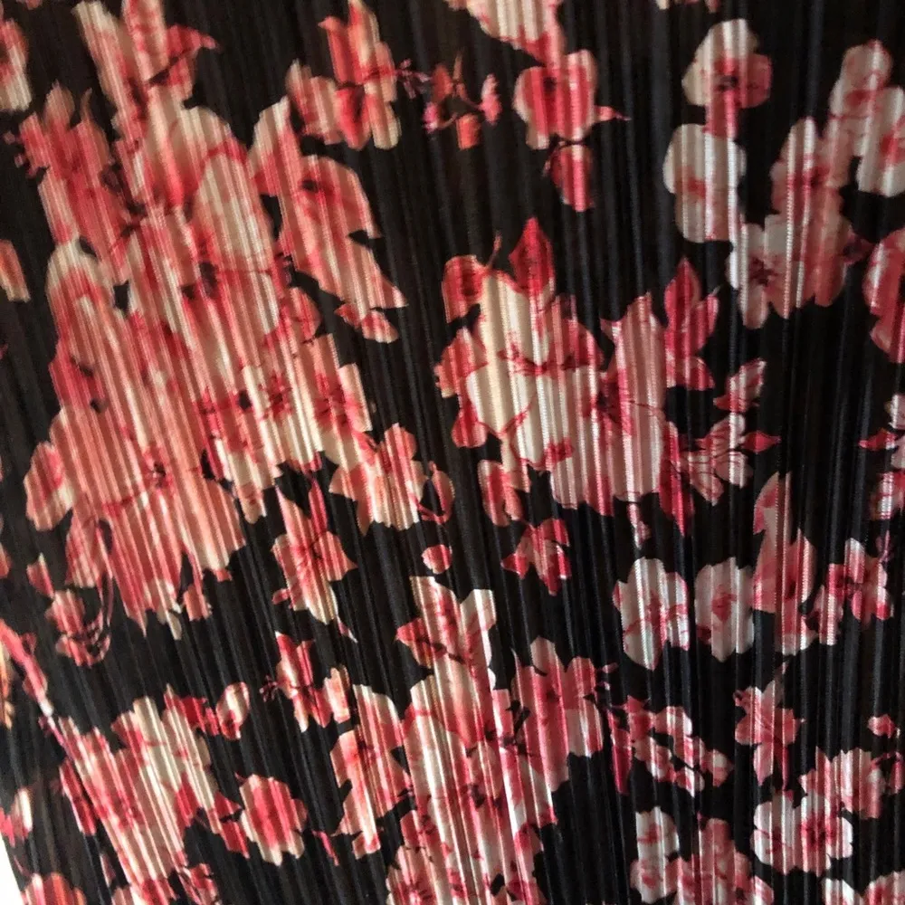 LuLaRoe Accordion Cherry Blossom Shirley M EUC - Image 7