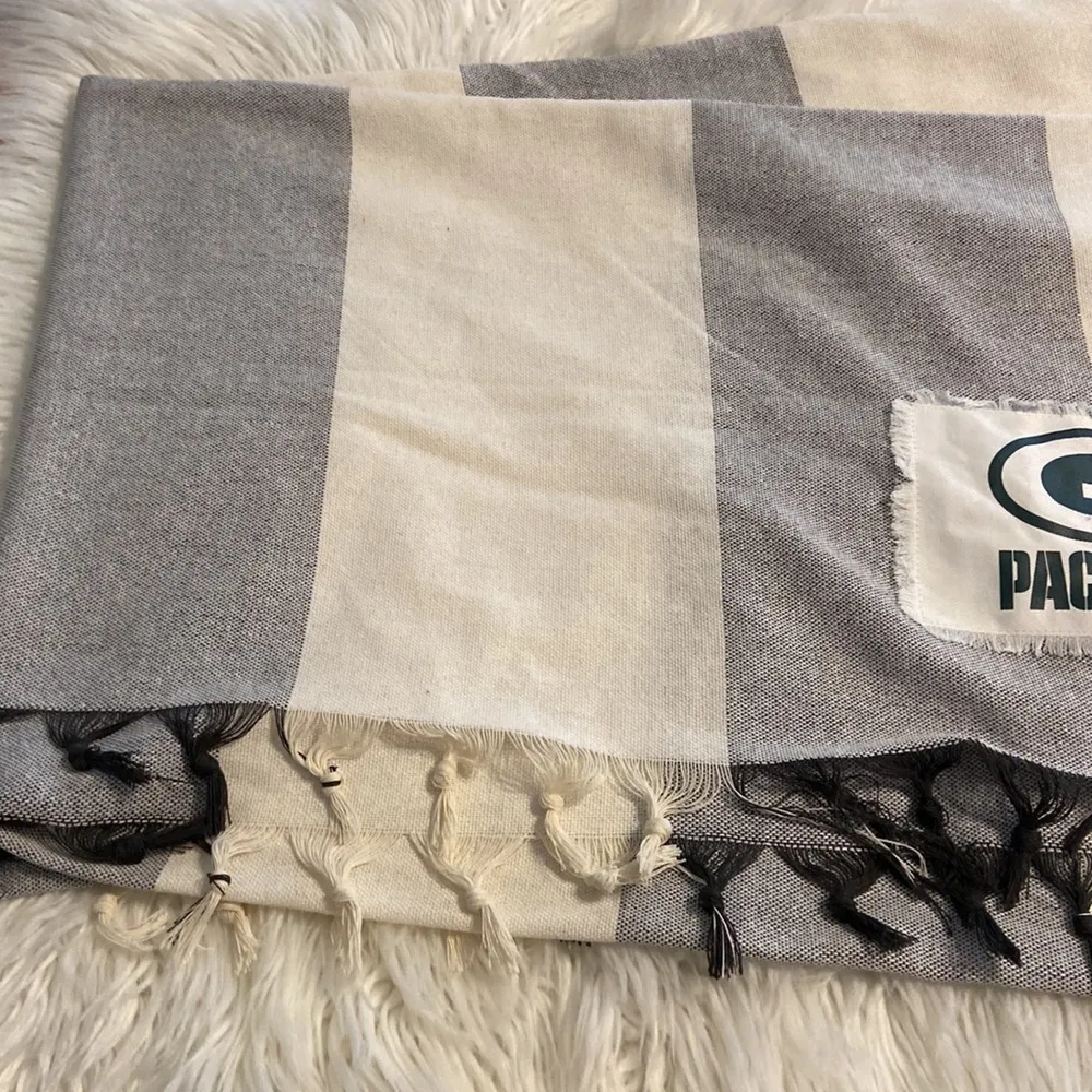 Green Bay Packers Plaid Blanket it’s big one length 70” by 60” BNWOT Gray - Image 2