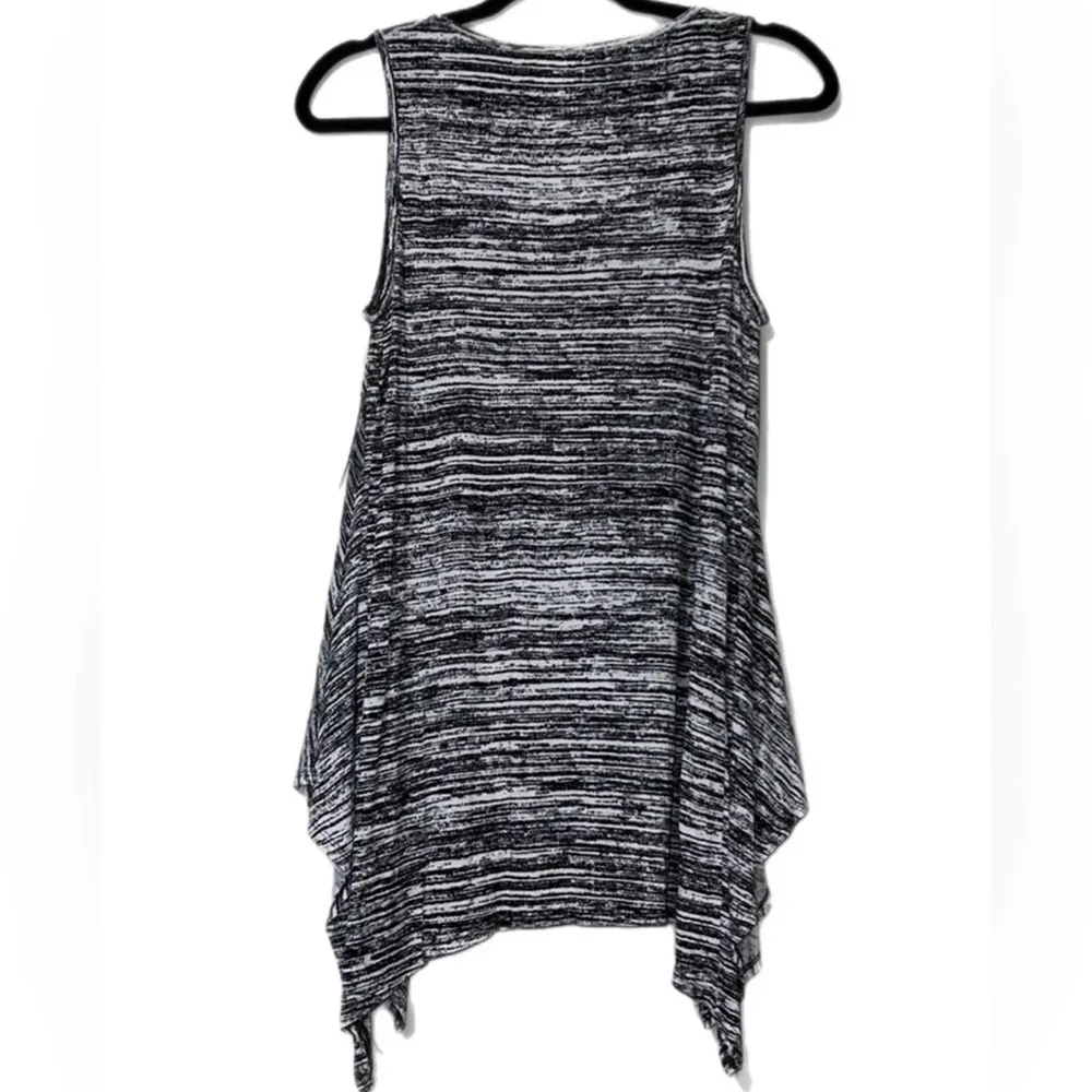 NY&C women’s size medium tank shark bite hem split sides black and white design - Image 4