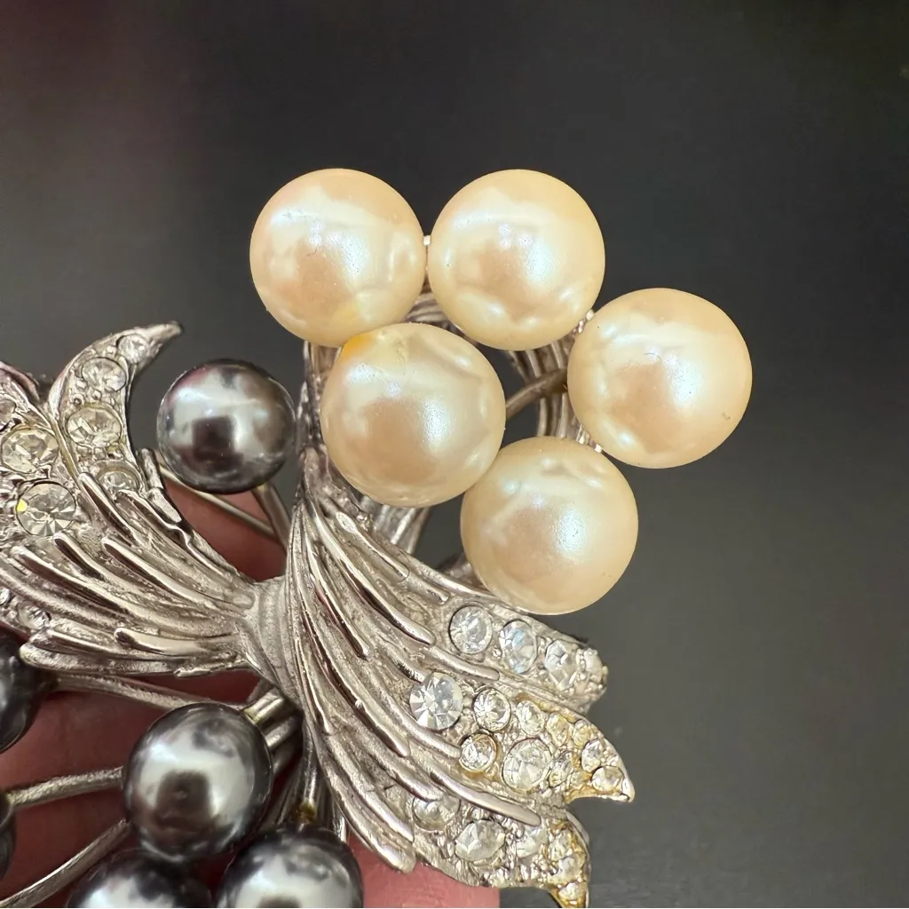 Vintage E. PEARL Erwin Pearl Ivory/Gray Pearl Bouquet Flower Pendant Brooch 35g. Silver - Image 12