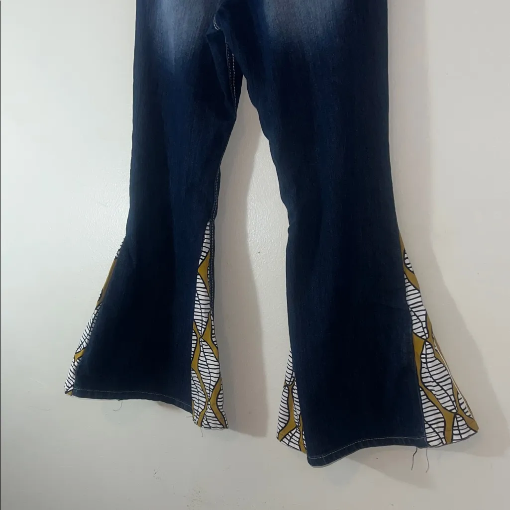 Vintage LEI Sophia Hipster Flare Medium Blue Flare Jeans with Patterned Accents Size undefined - Image 11
