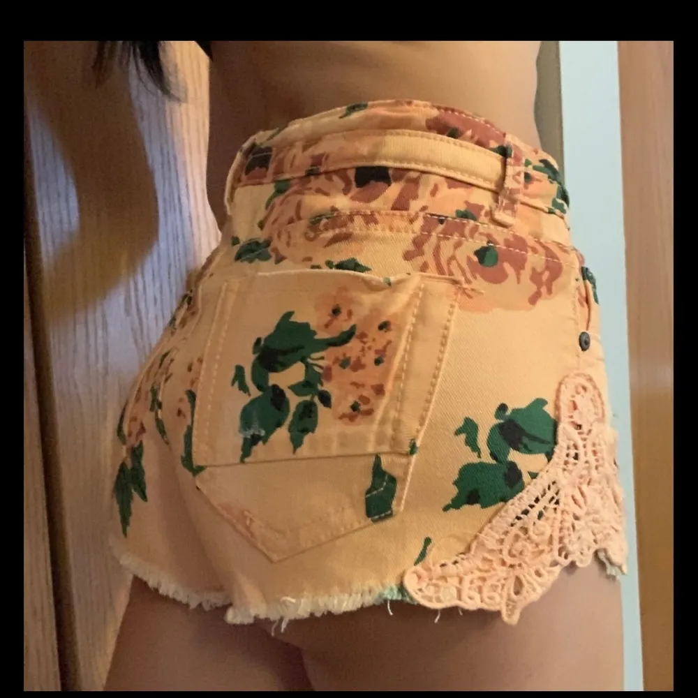 ⚡️ $5 FLASH SALE! ⚡️ Vanilla Star Crochet Mini Floral Shorts - Image 3
