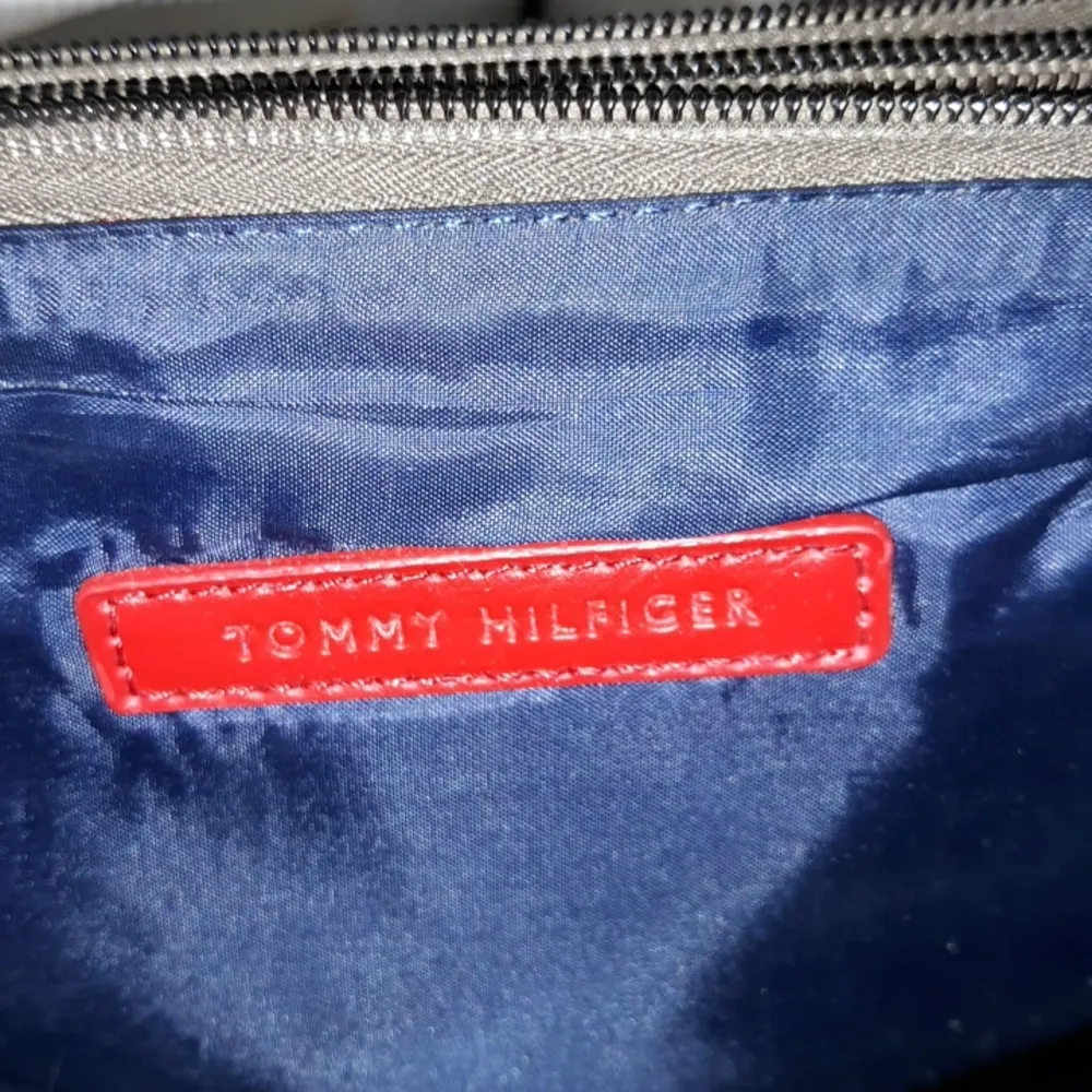 Tommy Hilfiger Wristlet/Clutch - Image 6