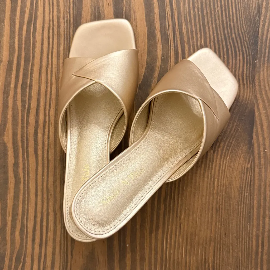 NWT Shoe N Tale gold heels Size 9 - Image 2