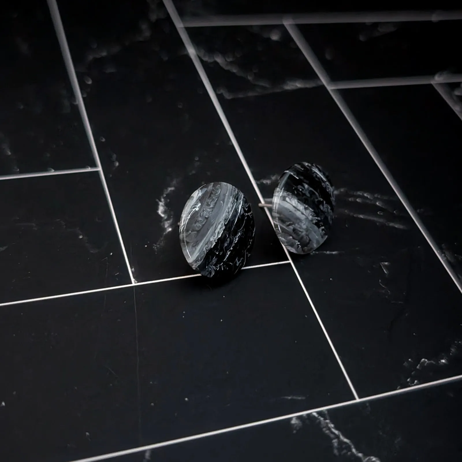 Vintage Stud Earrings Circle Black and Gray Tones - Image 2