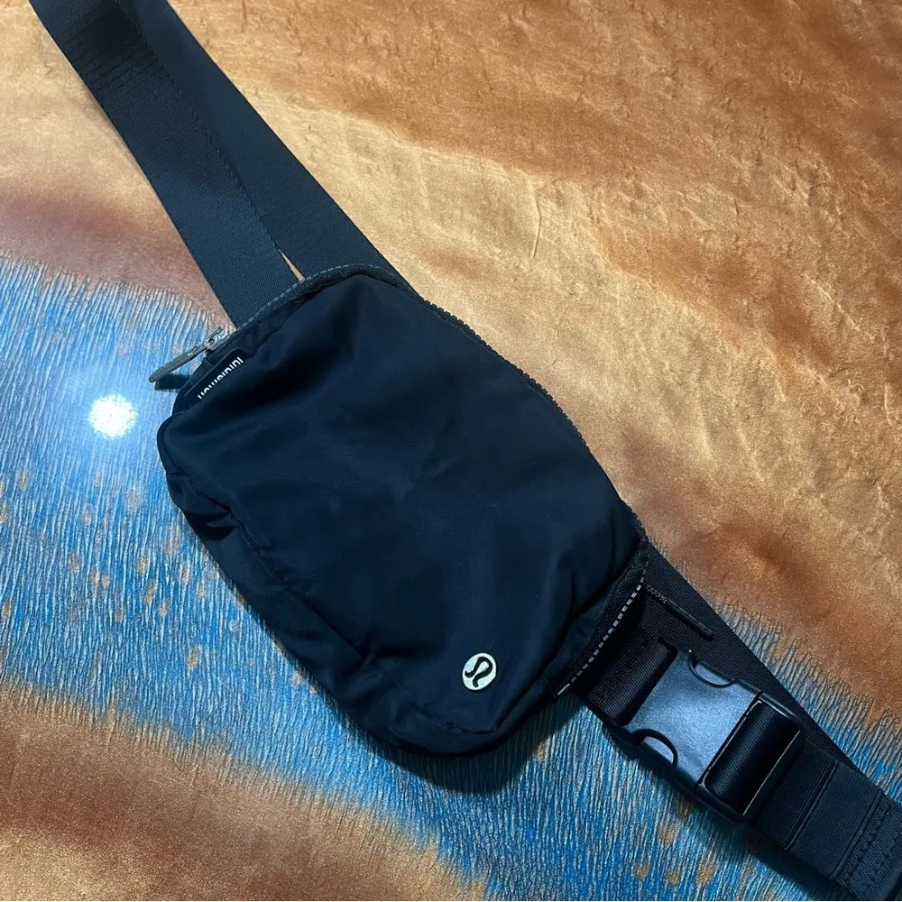lululemon Everywhere Belt Bag Black OS unisex - Image 13