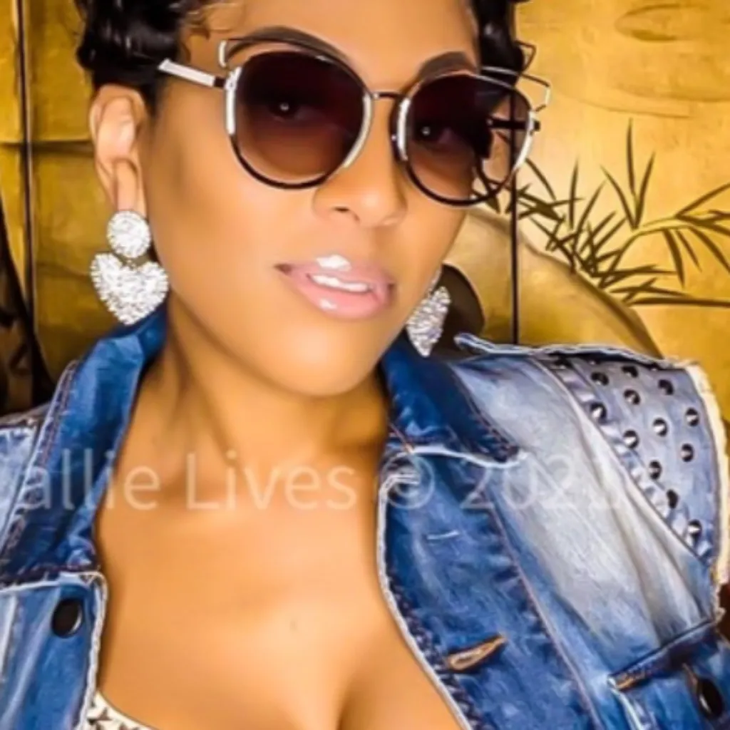 Callie Lives Mirrored Cat’s Eye Round Black Lens Sunglasses with case - Image 5