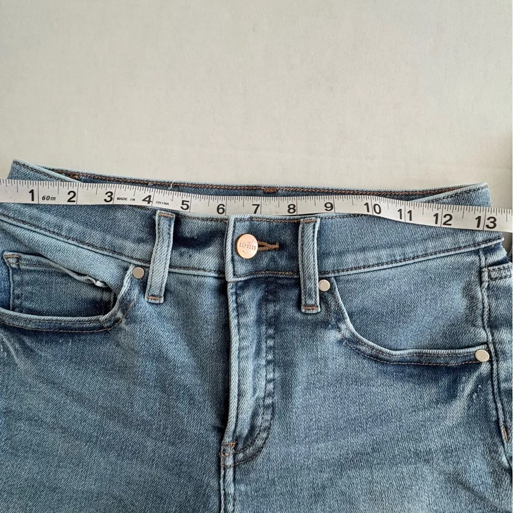 Express skyscraper mid rise jeans split hem light wash denim size 4 - Image 7