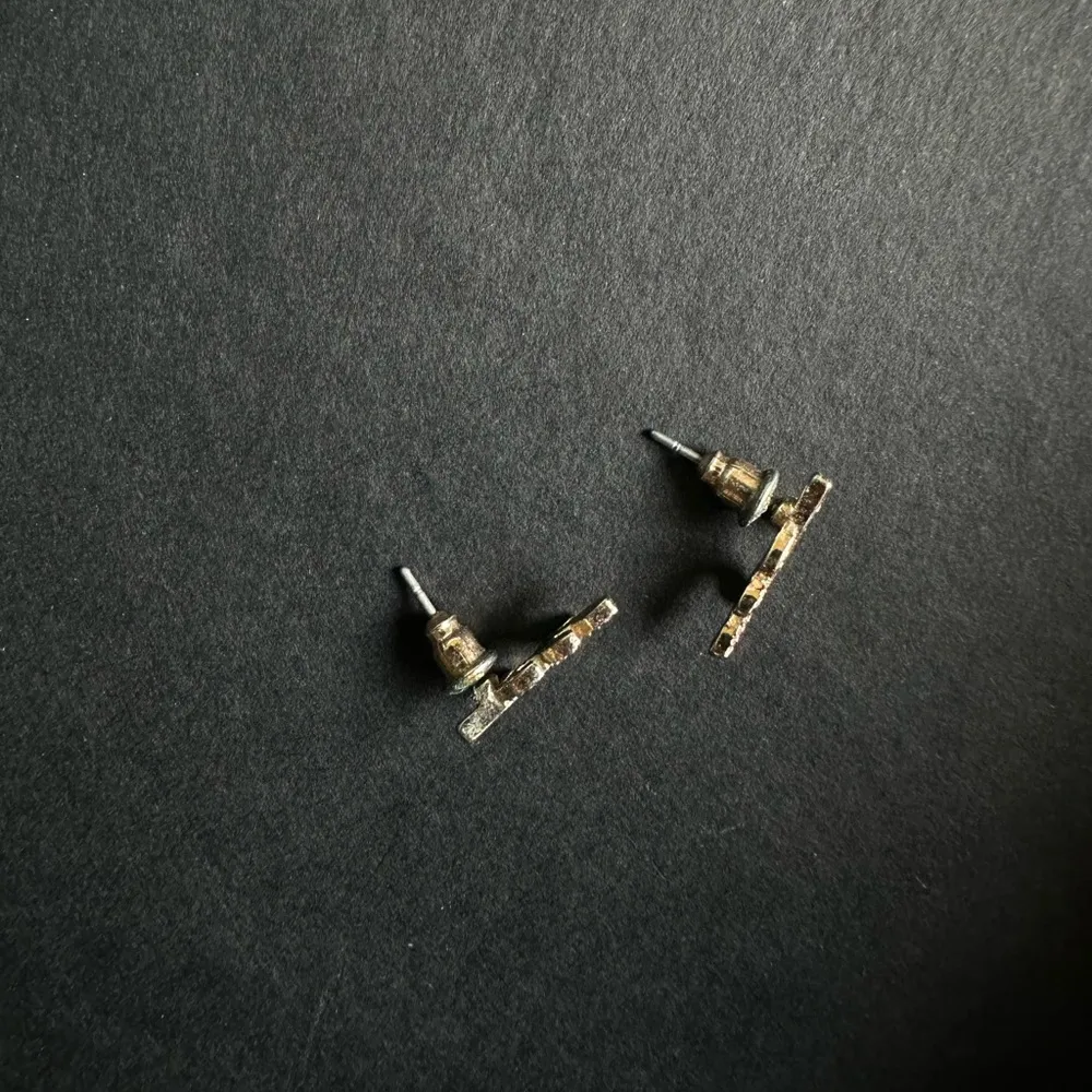 Golden floral mini ear crawler stud earrings - Image 2