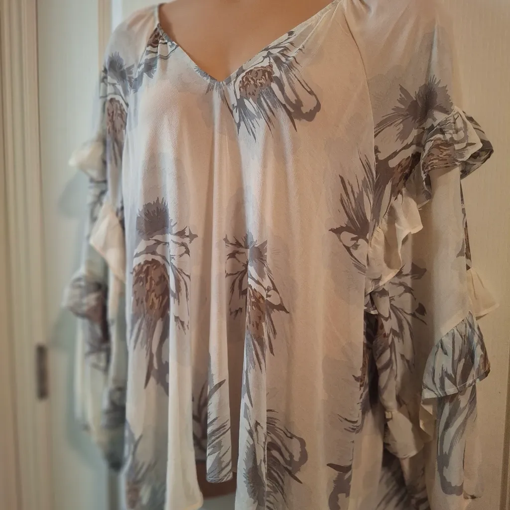 Torrid NWT Sz 2 Floral Ruffle Sleeve Women's Top - Cream and Gray - Image 3