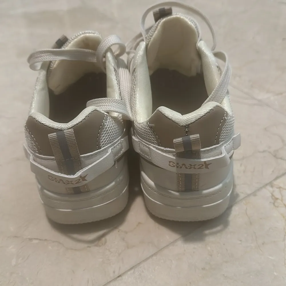 White Sneakers with cute print Size 6 - Image 4