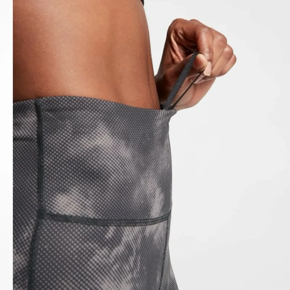 Athleta Ultimate Stash Pocket Printed Capri in Digital Grey Size S - Image 4