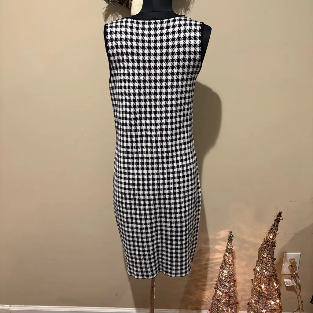 SAKS FIFTH AVENUE sleeveless, white and black knit checked sweater dress.size M - Image 4