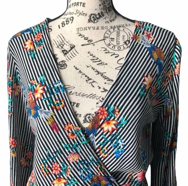 Revolve UO Black White Stripe Floral Hummingbird 3/4-Slv Tie-Front Wrap Top EUC S - Image 4
