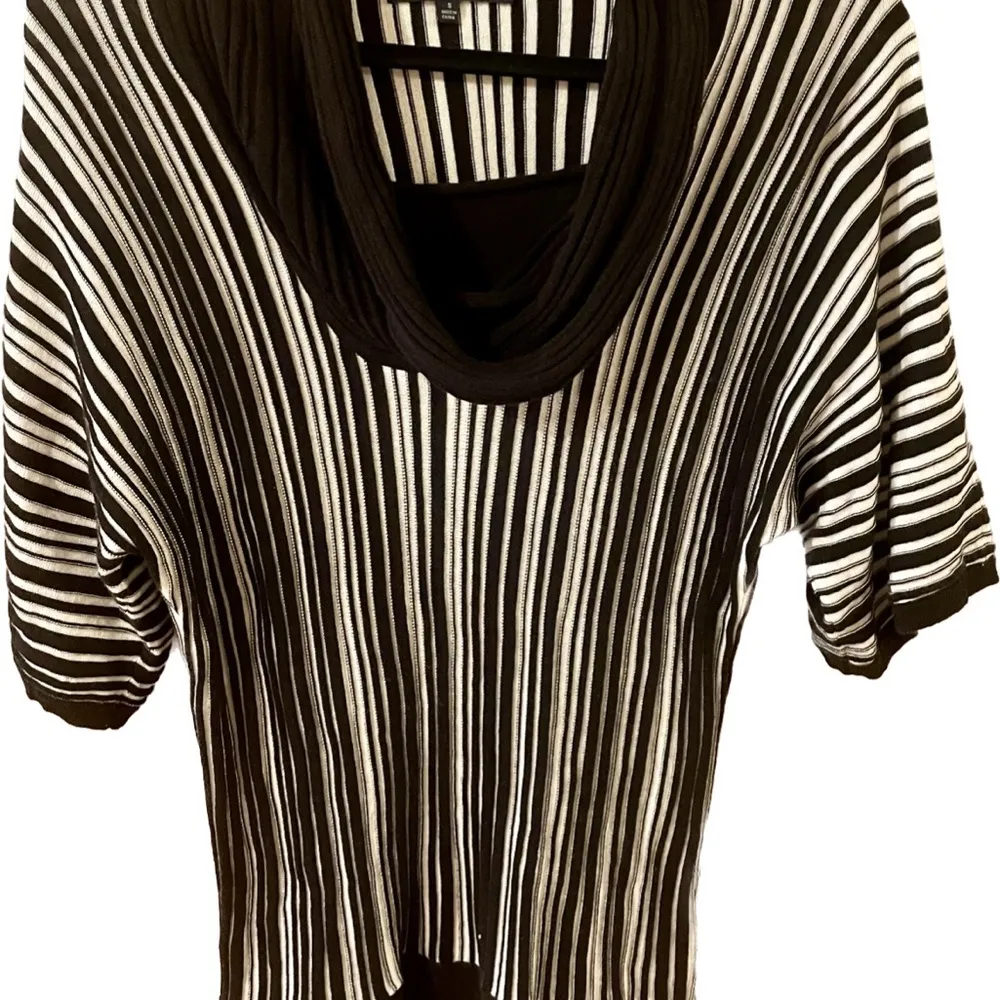 Short Sleeved Sweater Size S - Image 7