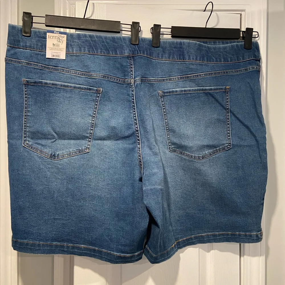 NWT Terra & Sky Size 4X Elastic WaistSplit Hem Med Wash Denim Jean Shorts - Image 4
