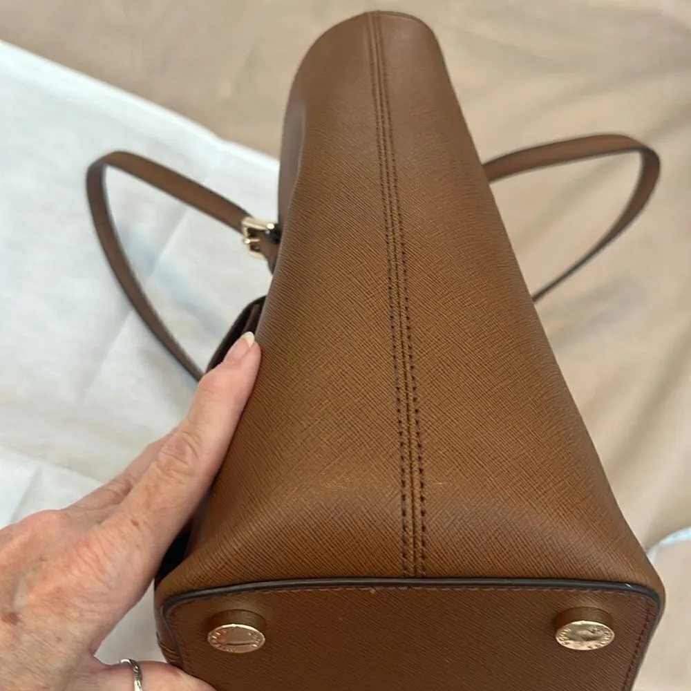 Michael Kors brown leather handbag lots of pockets roomy and adjustable handles - Image 7