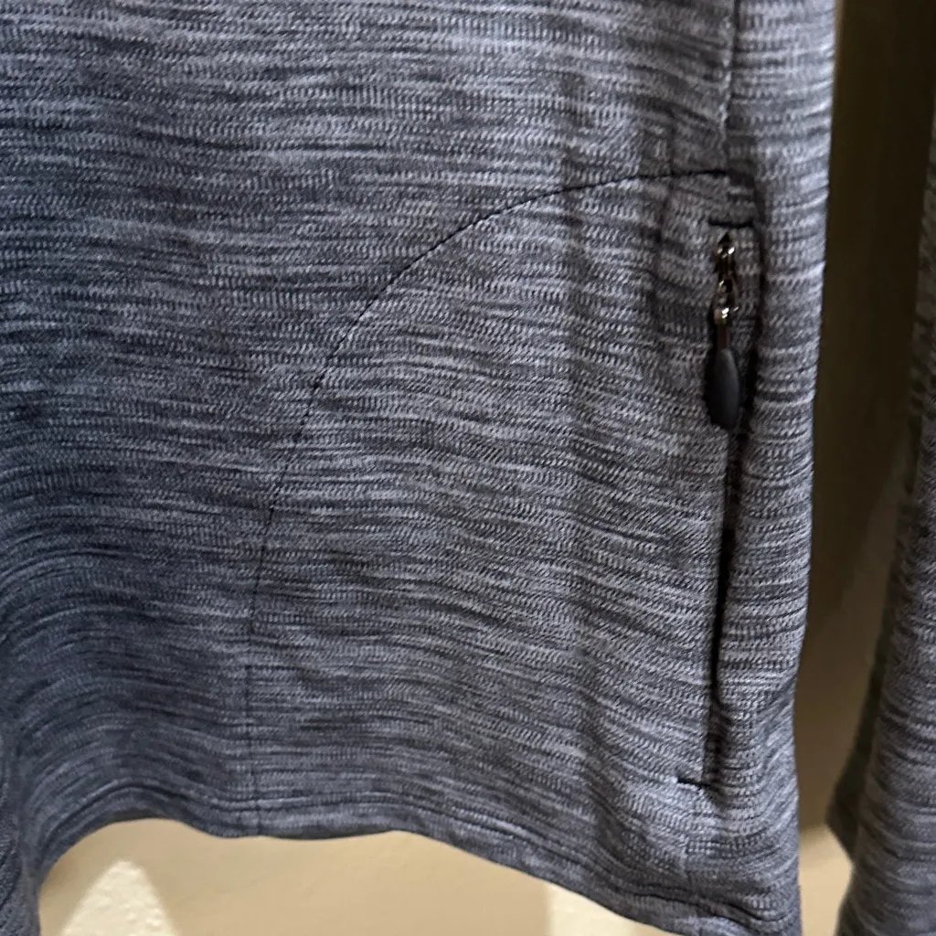 Under Armour Heat Gear Size Medium Charcoal Long Sleeve Top - Image 7