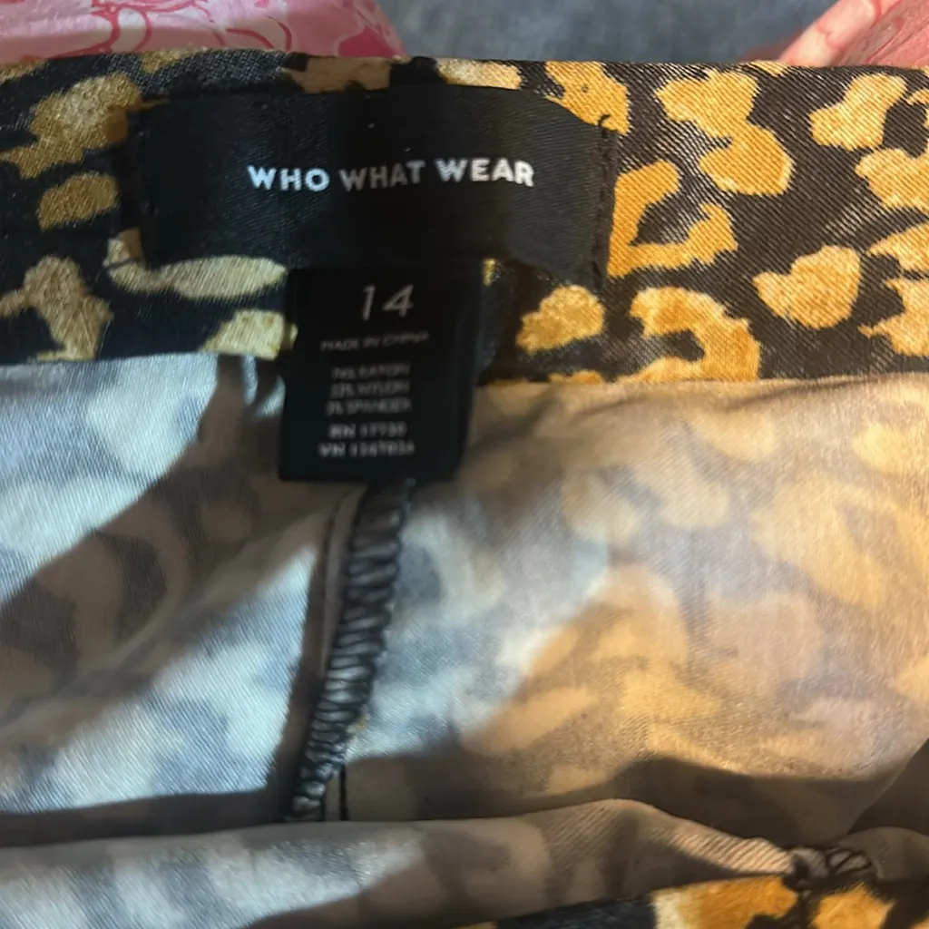 Who What Wear Black and Gold Animal Print Pants
Elastic waist size 14 cheetah - Image 5