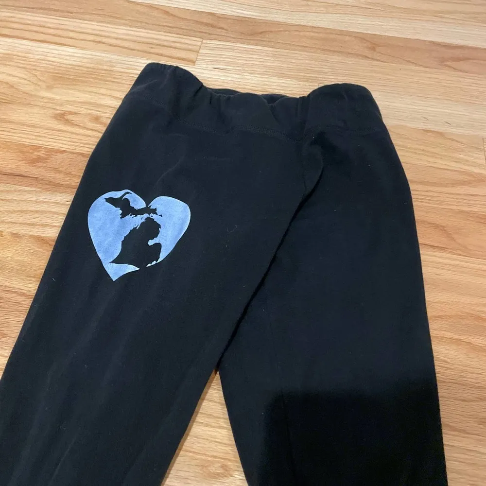 Michigan heart black sunfrog leggings size medium - Image 3