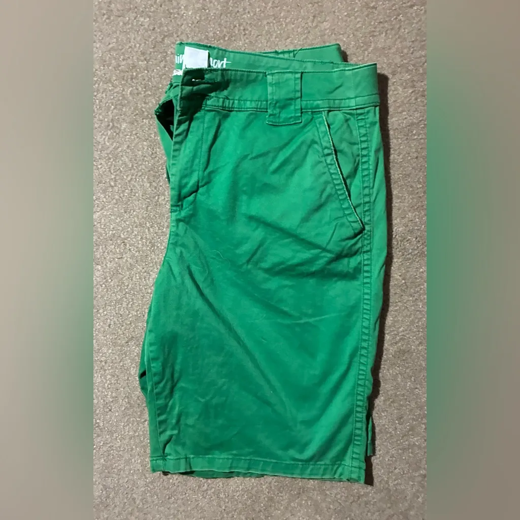 Woman St John’s Bay Green Chino Shorts With 2 Buttons Front Closure - Image 5