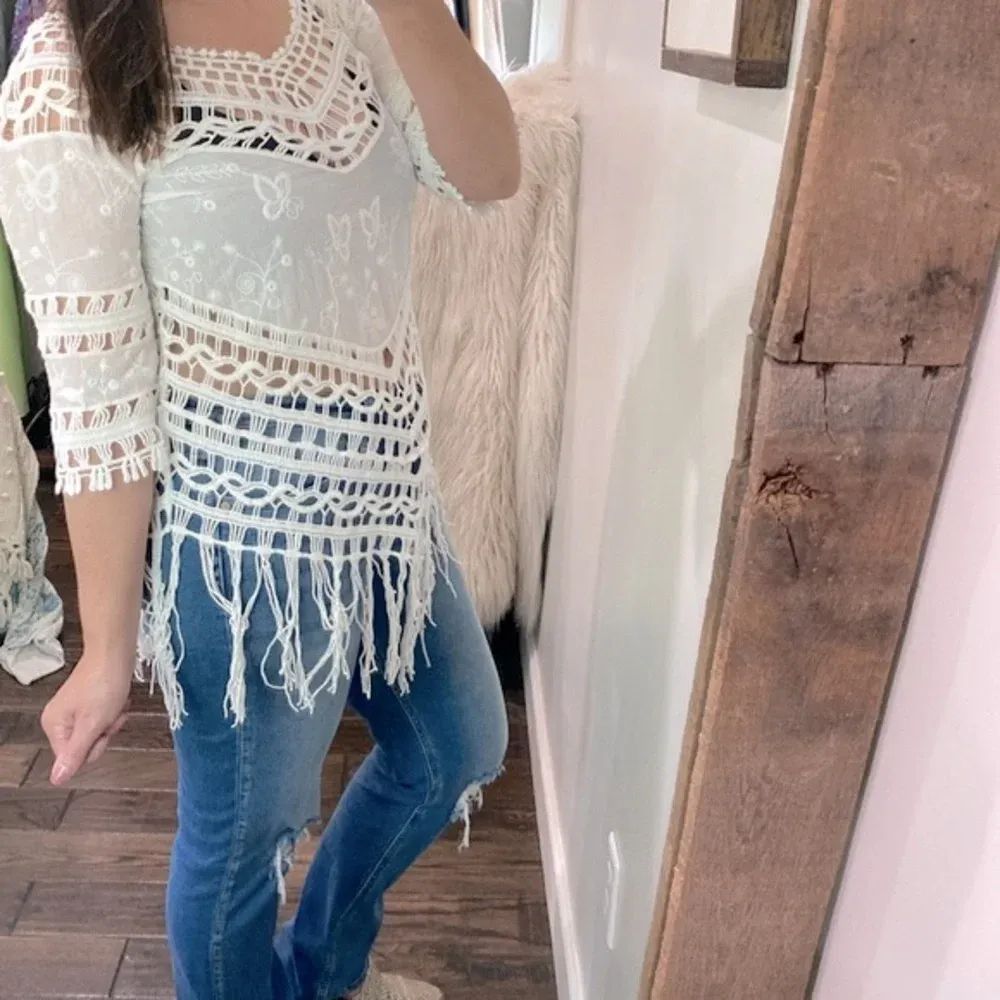 Monoreno white bogo fringe top size small - Image 3