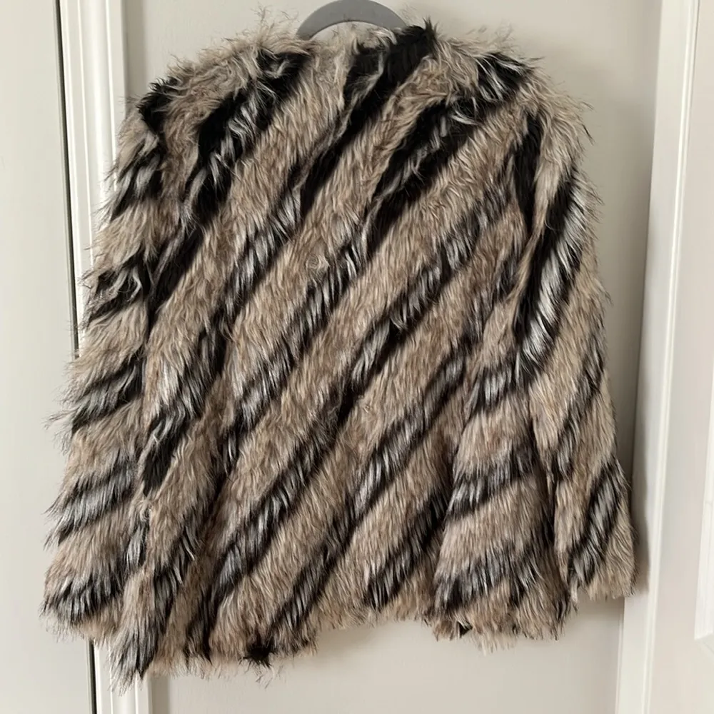 Faux fur jacket with hook in size Large - Image 6