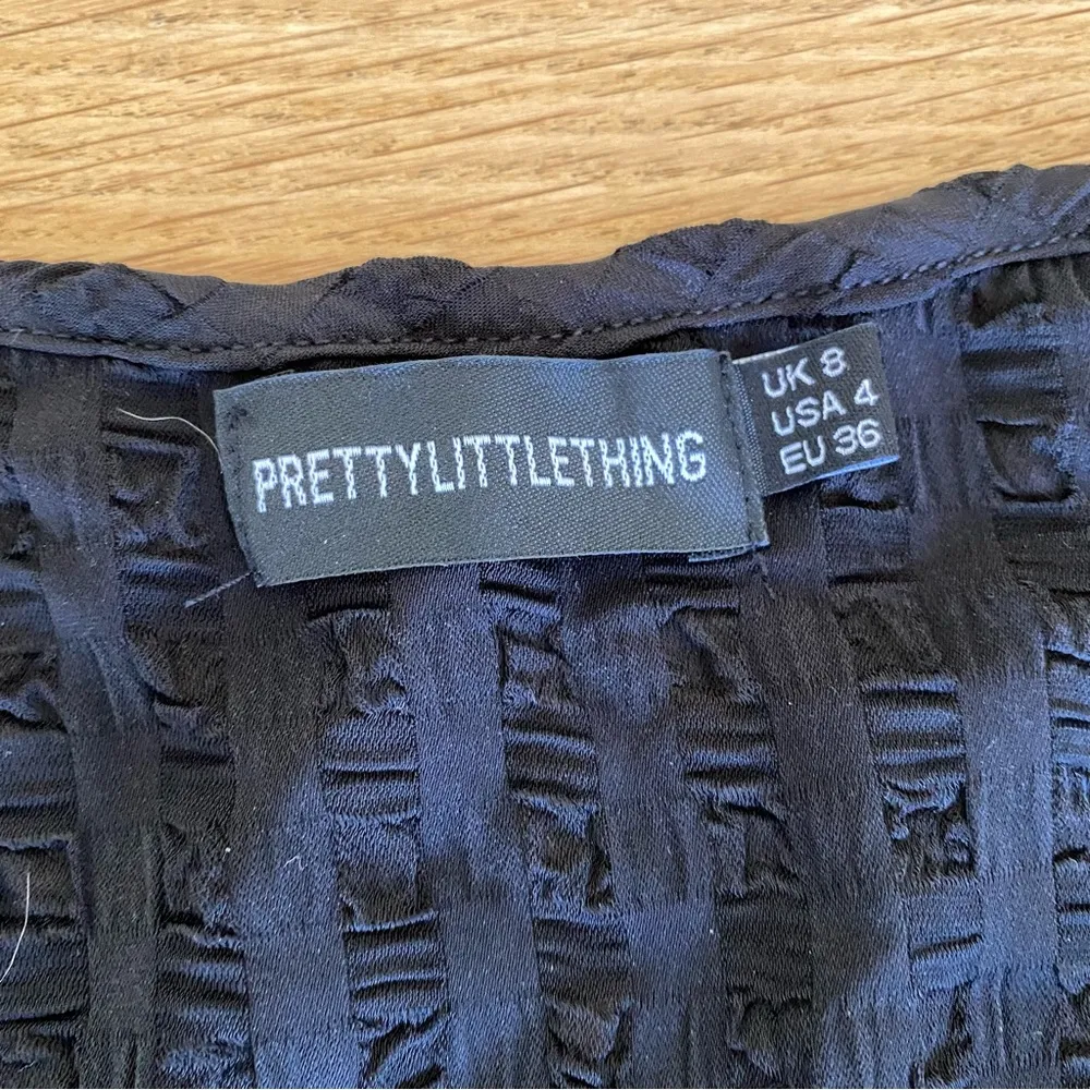 Pretty Little Thing Woven Long Sleeve Open Front Top in Black - Image 3