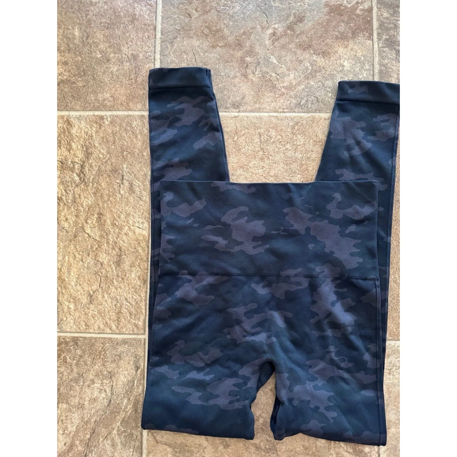 Spanx Look At Me Now Leggings Black Camo Size Small - Image 5