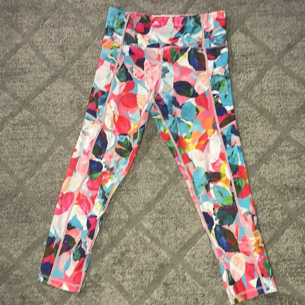 Zyia active dual zipper pocket light n tight Hi-rise floral capri legging - Image 2