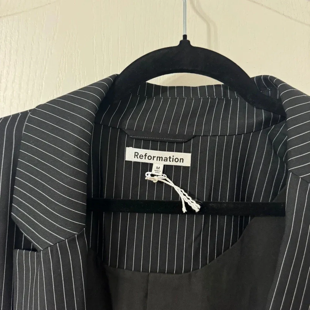 Reformation Classic Relaxed Lapel Blazer
BLACK & WHITE STRIPE M - Image 3