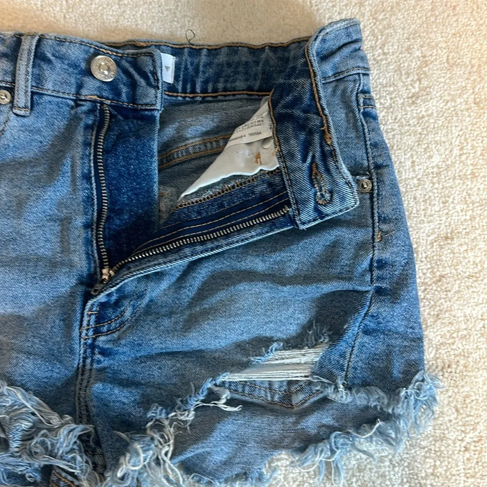 Zara Distressed Cut Off Denim Shorts - Image 4