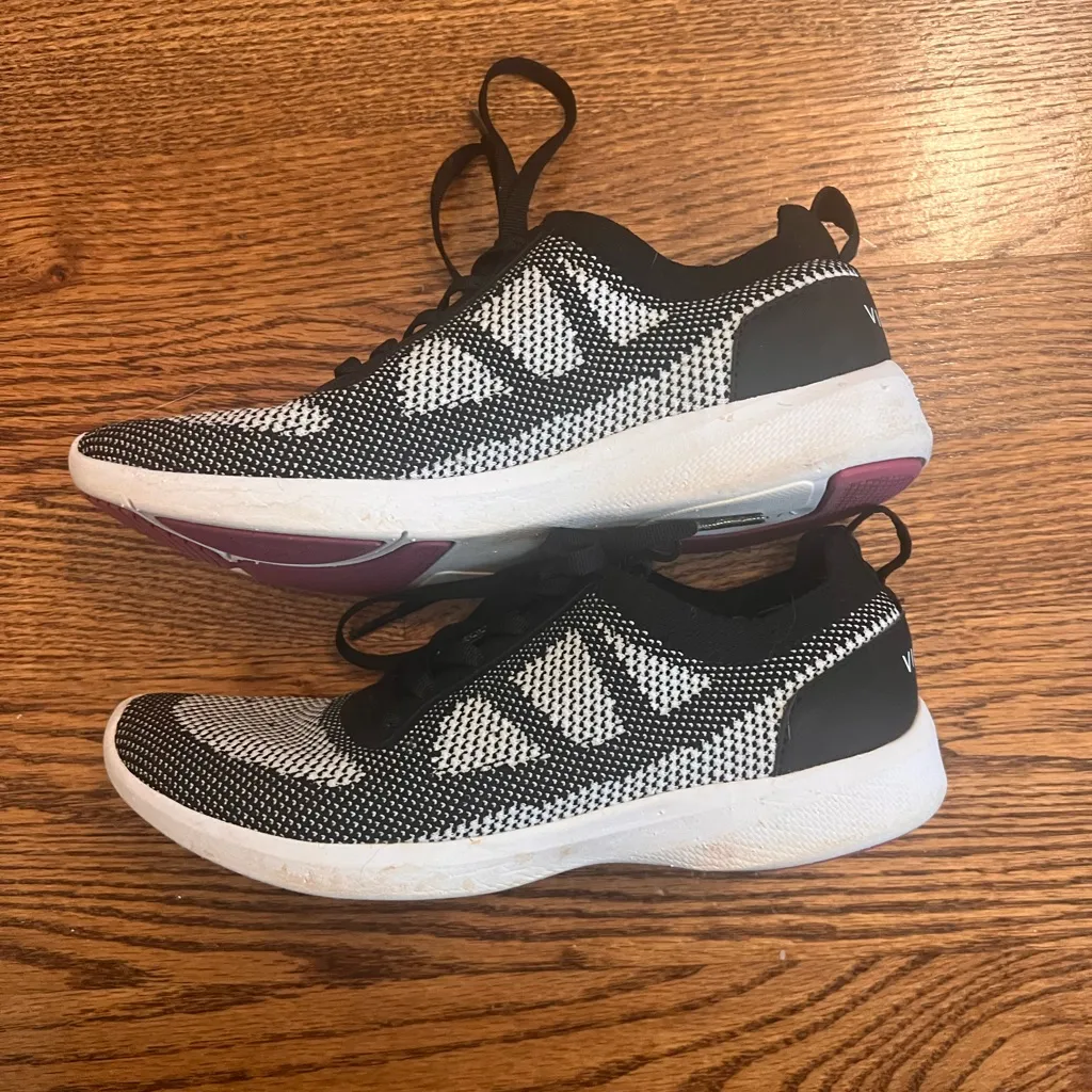 Vionic Women’s Sky Lenora Comfort Walking Sneakers – Black & White – Size 6 - Image 4