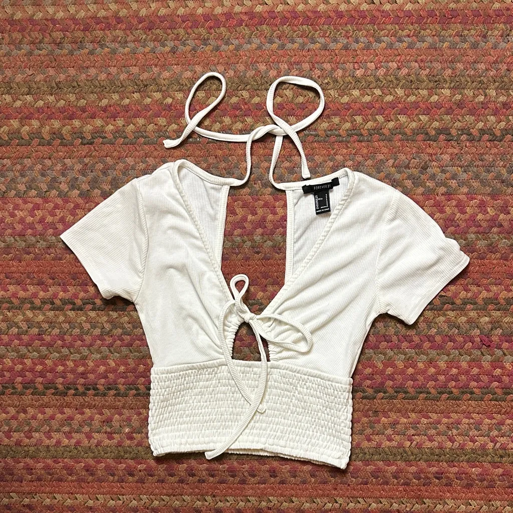 WHITE RIBBED KEYHOLE RUCHED TOE BACK CROP TOP - Image 2