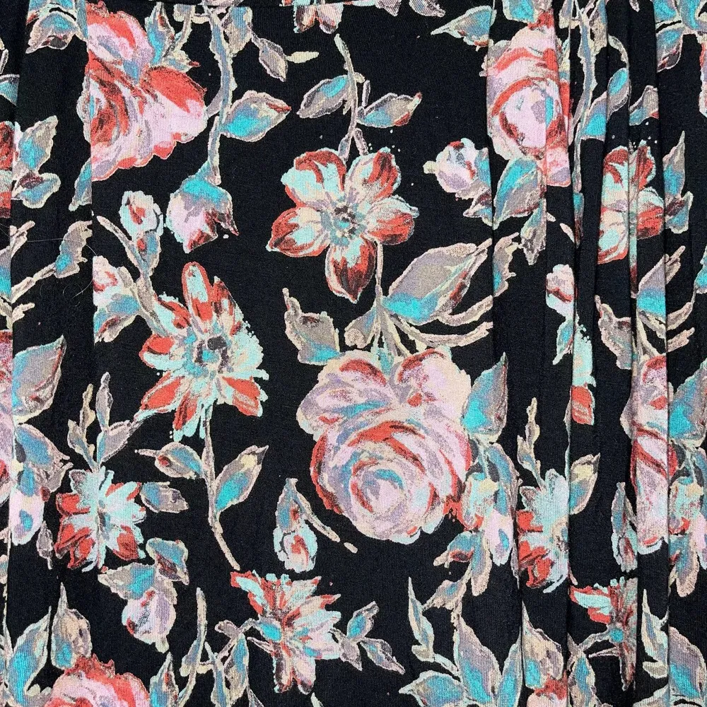 KIMICHI BLUE BLACK WITH MULTICOLOR FLORAL DESIGN HIGH LOW STRETCH SKIRT SIZE XS - Image 3