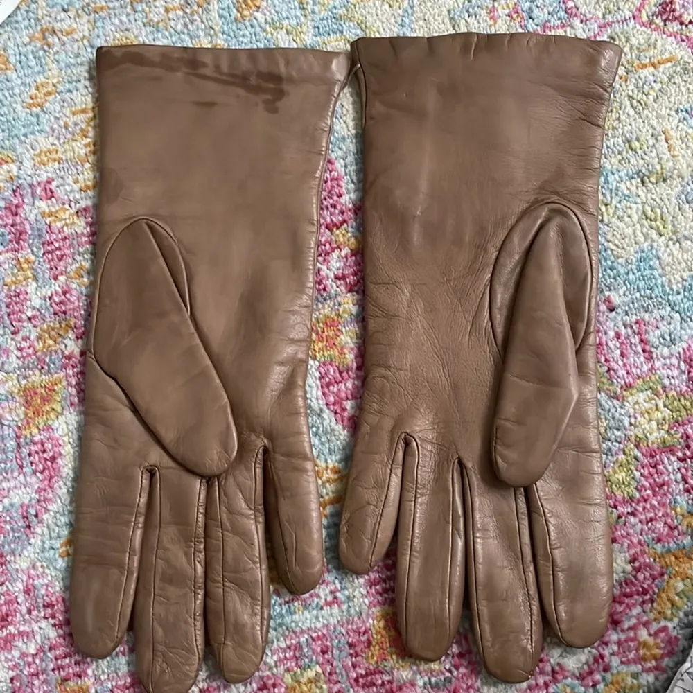 Leather gloves in nice condition some staining on one glove Size 8 - Image 2