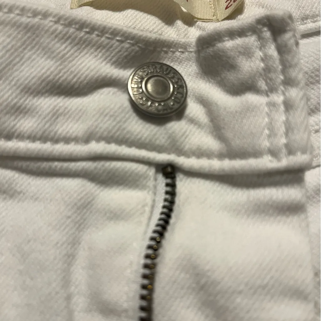Levi's Classic White Denim Jeans size 28 - Image 4