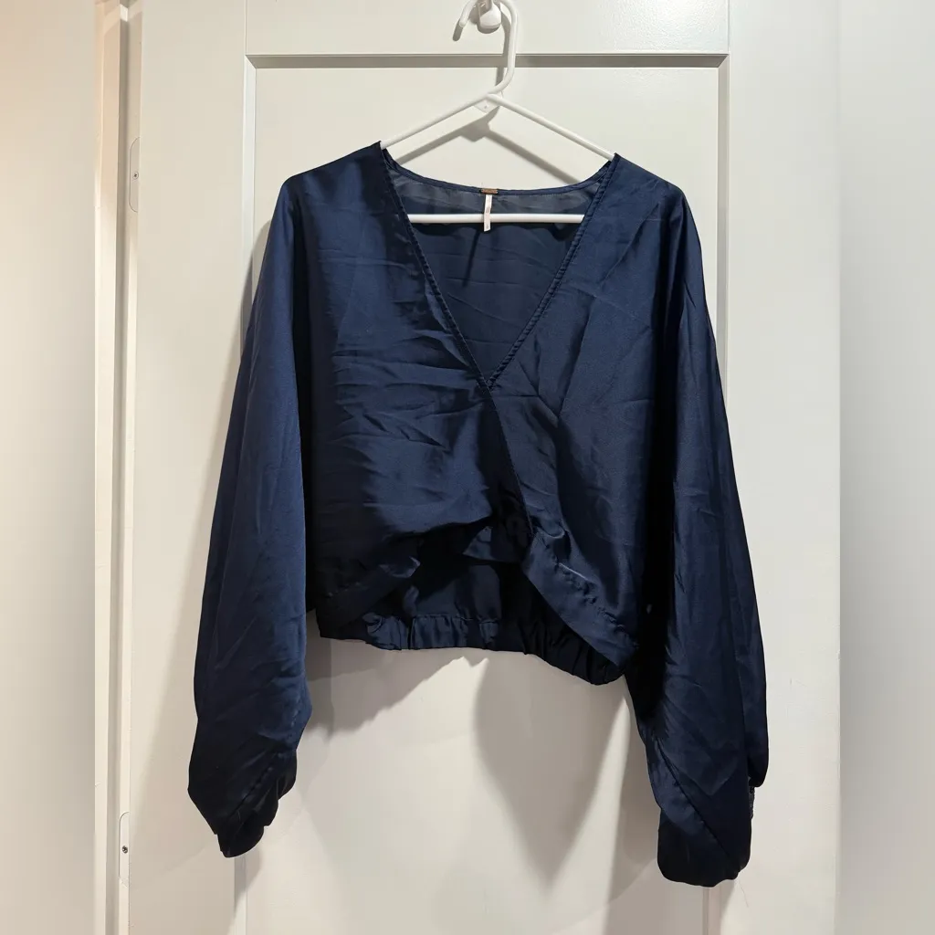 Free People Women's Sexy Top Navy Blue Satin Feel Bell Sleeve V Neck Size S - Image 2