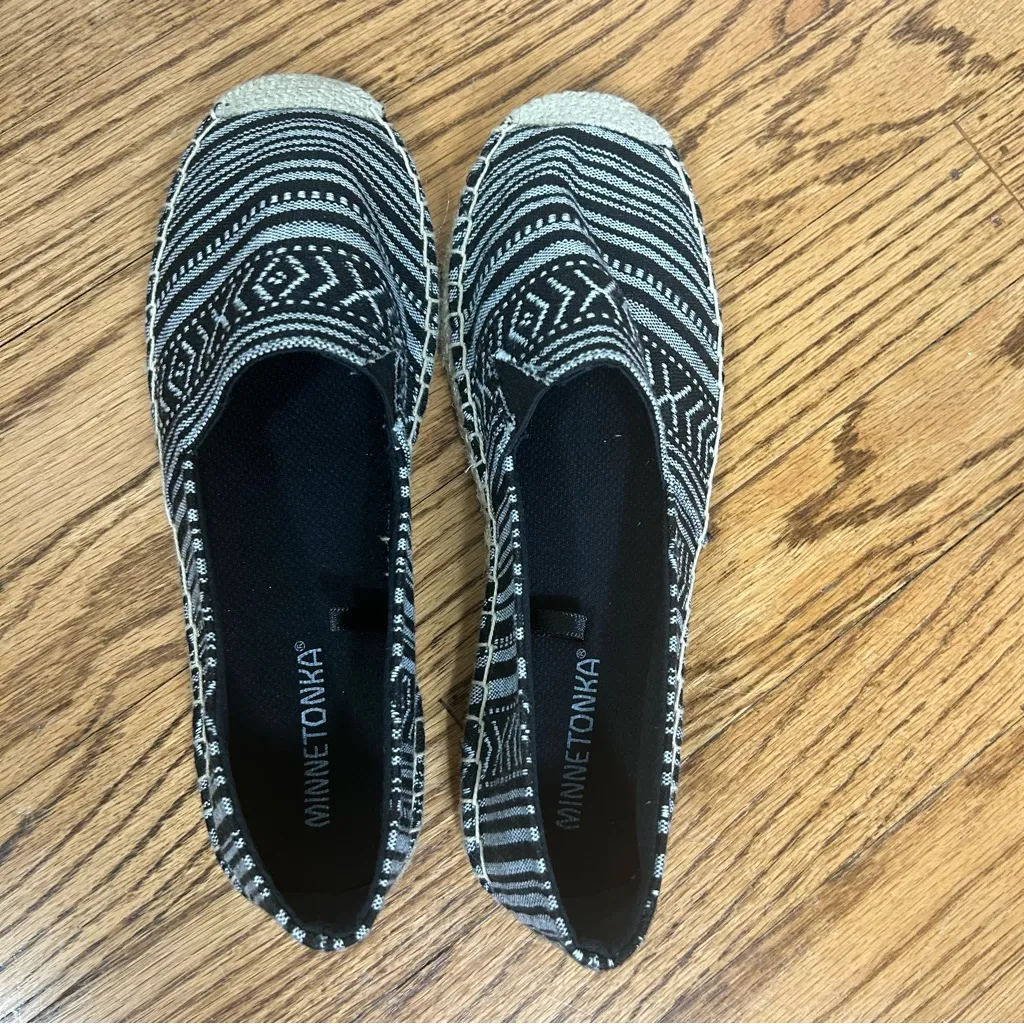 Minnetonka | Pam Espadrille In Black Slip On Size 7 - Image 5