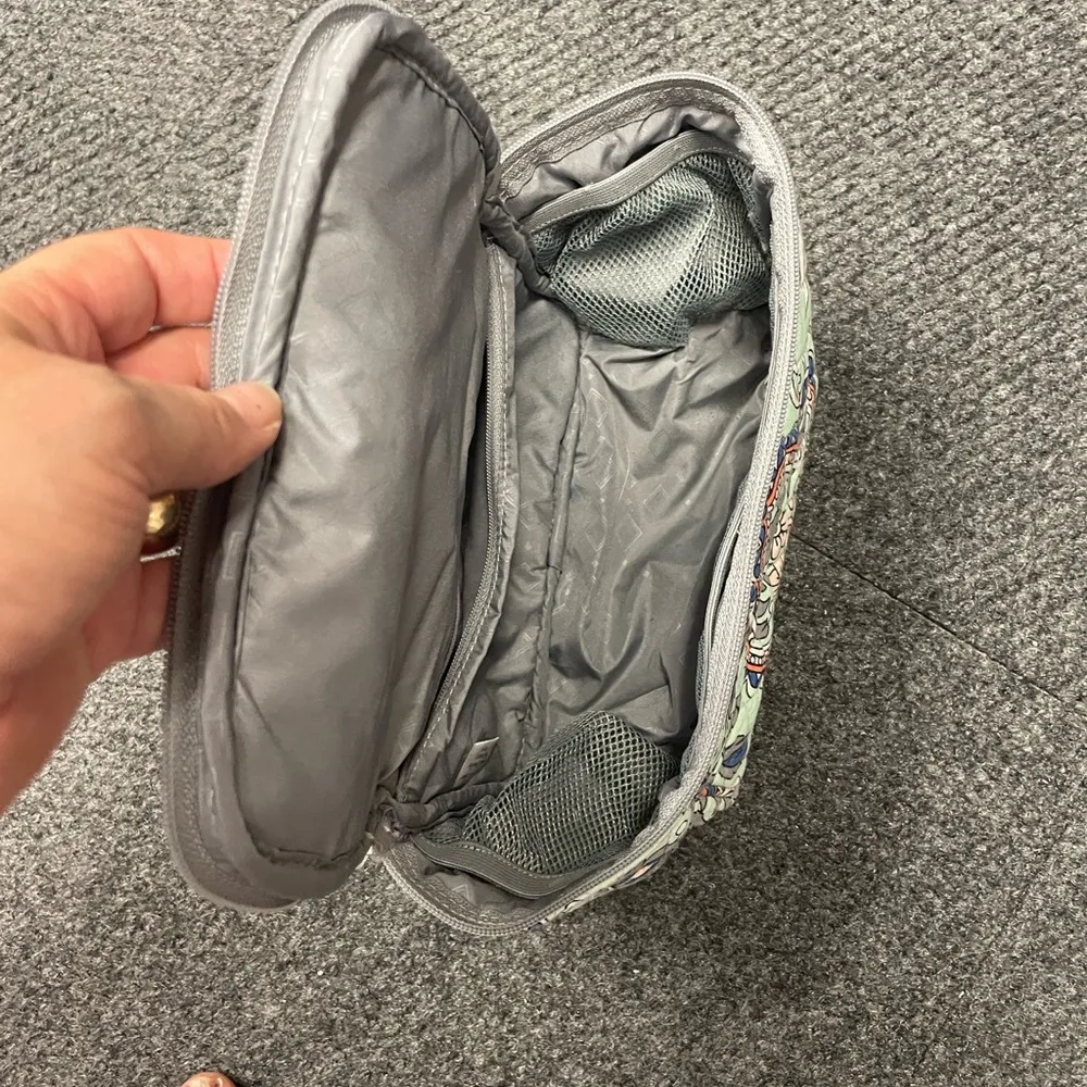 Vera Bradley Fan Flowers Travel Cosmetic Bag Makeup zippered - Image 4